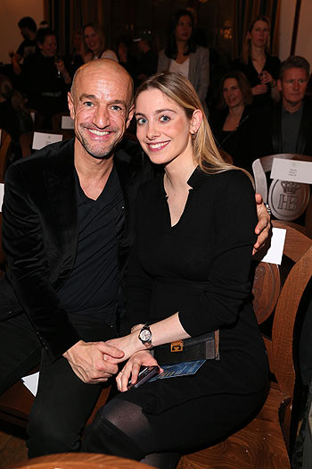 Peyman Amin und seine Freundin Sandra Apfelbeck bei der Fashion Show „BOGNER CELEBRATES MARIA 23“ der Herbst/Winter Kollektion 2023/2024 als Tribute für Maria Bogner’s erste Kollektion und Modenschau 1948im Hofbräuhaus am 19.01.2023 (Photo by Gisela Schober/Getty Images/PR für Bogner)